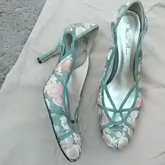 Shoe - Picture 2 of 2